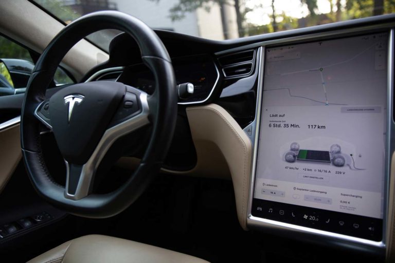 Tesla-Model-S-Mileage-and-Charging-Screen