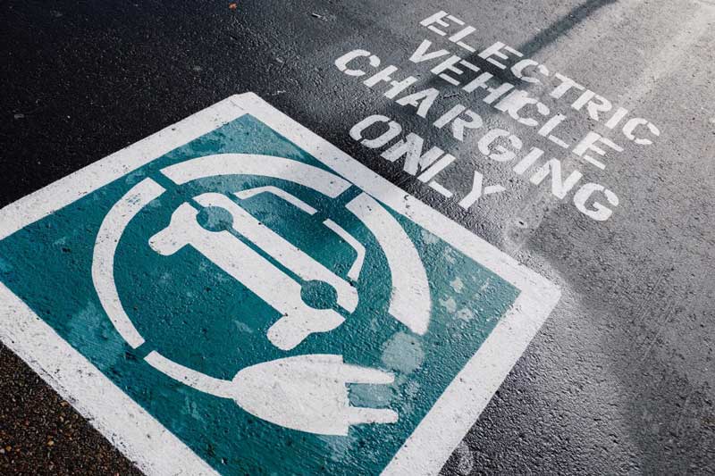 Can-Electric-Vehicles-Park-For-Free