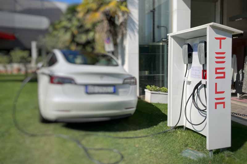Electric-Eco-Friendly-Tesla-Charging-Station-Using-Technology-Tesla-Car
