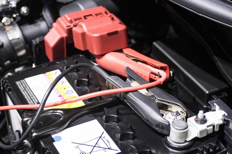 Jumper-Cables-For-Charging-Vehicle-Battery-Identify-The-Positive-And-Negative-Terminals