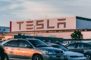 tesla-cars-parked-in-front-of-fremont-factory